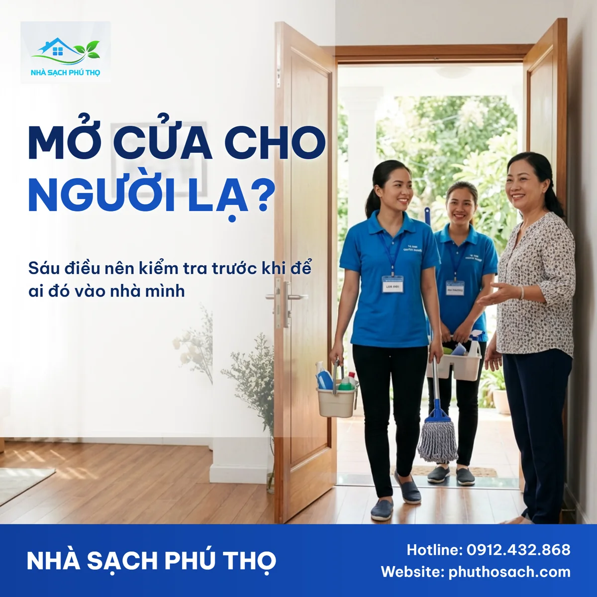 Chủ nhà mở cửa đón hai nhân viên vệ sinh Nhà Sạch Phú Thọ mặc đồng phục xanh, đeo thẻ tên, mang theo dụng cụ